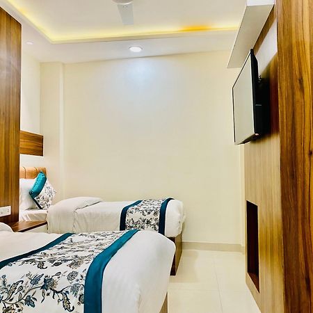 Hotel White And Restaurant 300 Mtr From Golden Temple 암리차르 외부 사진