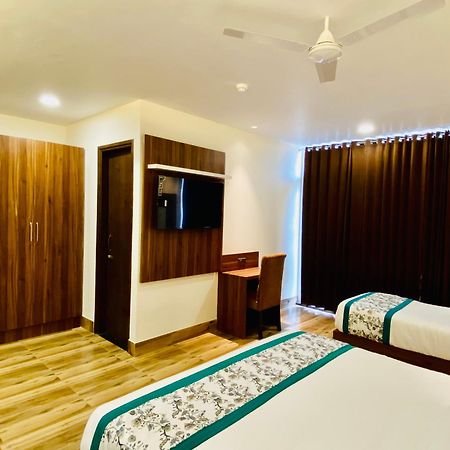 Hotel White And Restaurant 300 Mtr From Golden Temple 암리차르 외부 사진