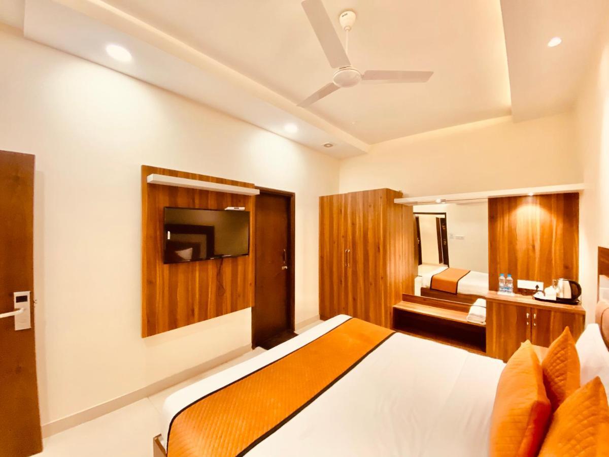 Hotel White And Restaurant 300 Mtr From Golden Temple 암리차르 외부 사진