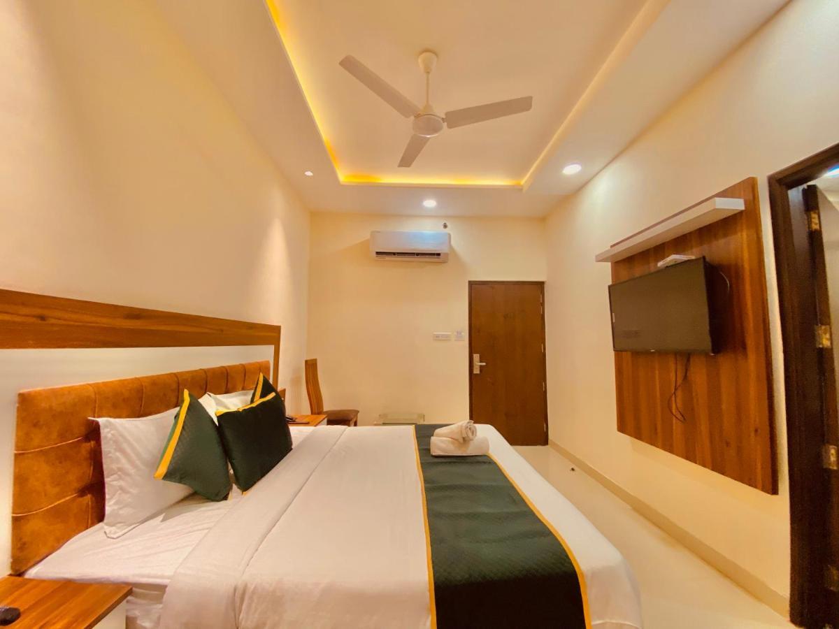 Hotel White And Restaurant 300 Mtr From Golden Temple 암리차르 외부 사진