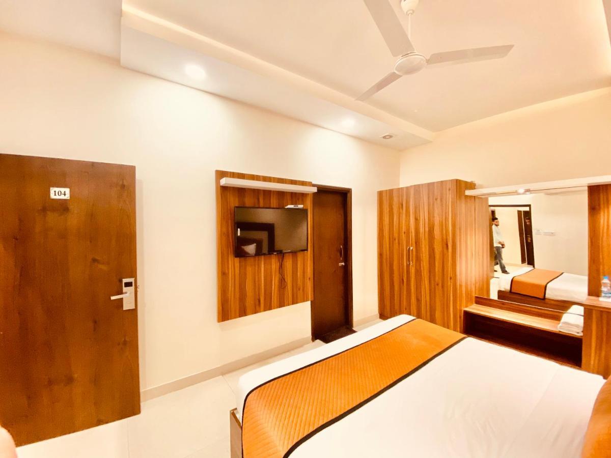 Hotel White And Restaurant 300 Mtr From Golden Temple 암리차르 외부 사진