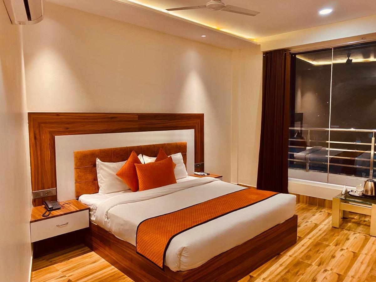 Hotel White And Restaurant 300 Mtr From Golden Temple 암리차르 외부 사진