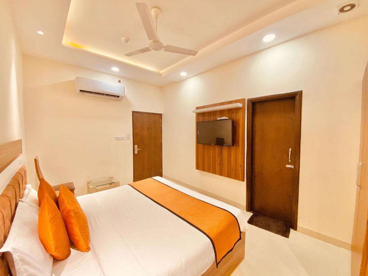Hotel White And Restaurant 300 Mtr From Golden Temple 암리차르 외부 사진