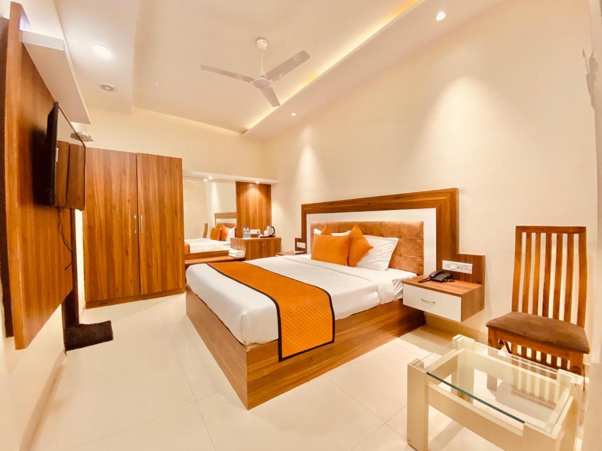 Hotel White And Restaurant 300 Mtr From Golden Temple 암리차르 외부 사진