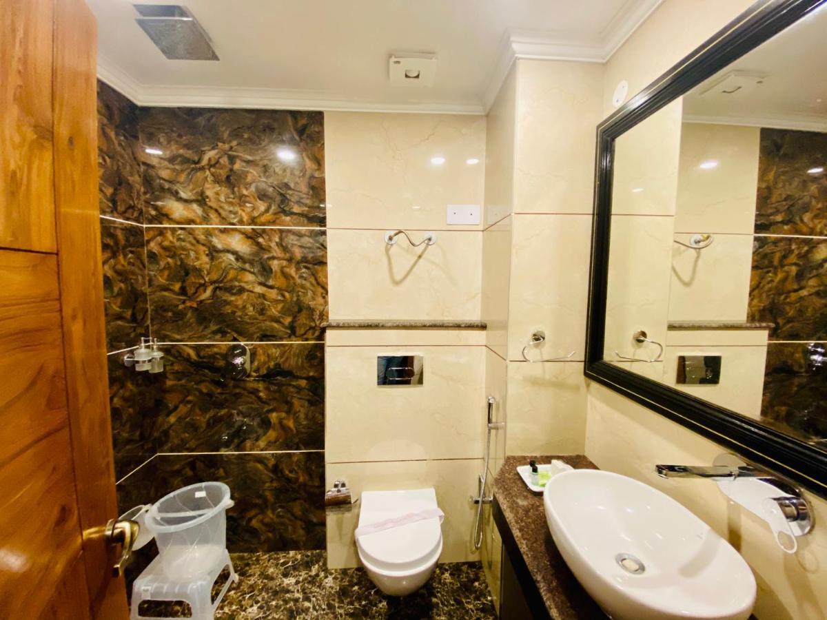 Hotel White And Restaurant 300 Mtr From Golden Temple 암리차르 외부 사진