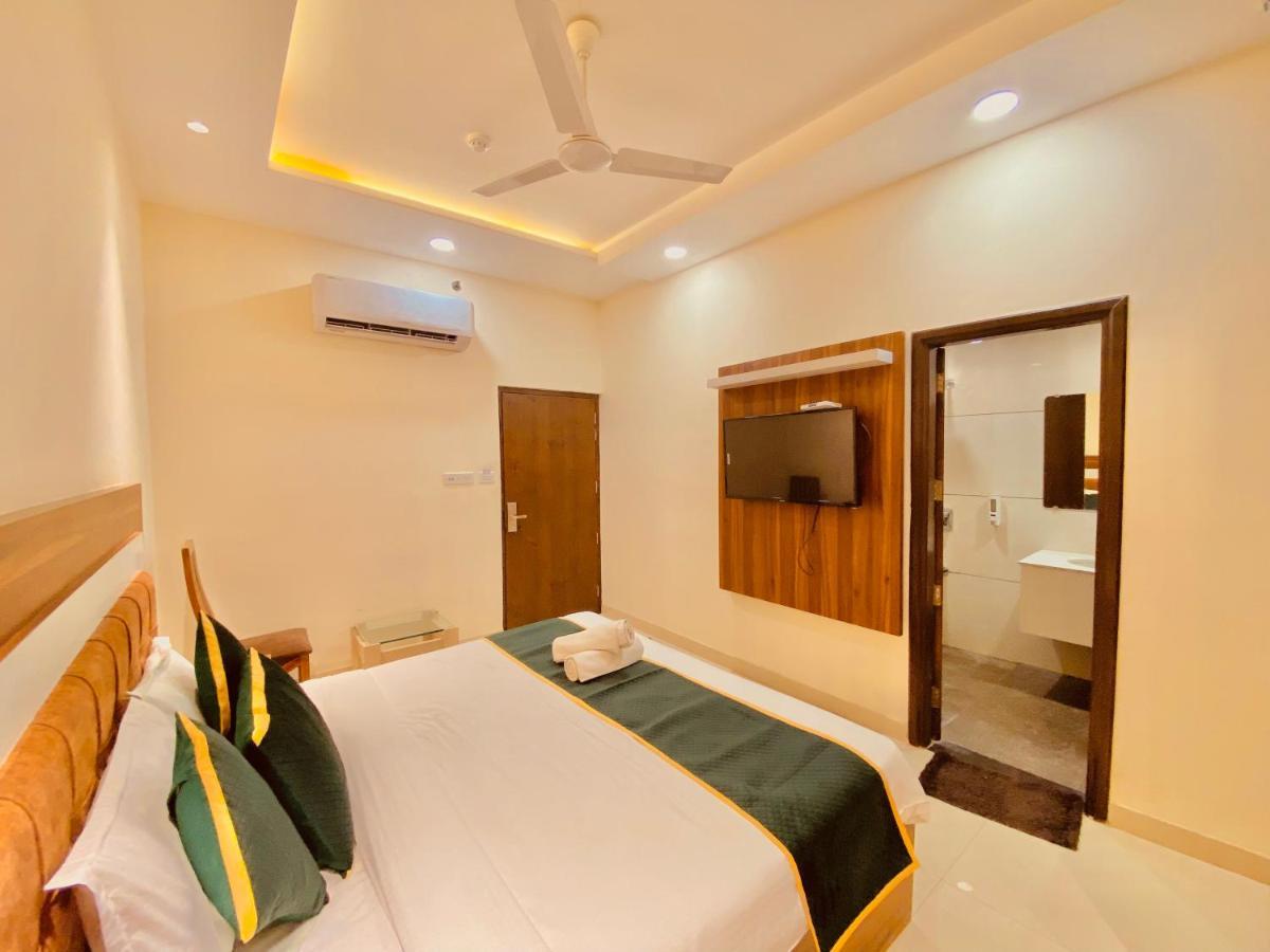 Hotel White And Restaurant 300 Mtr From Golden Temple 암리차르 외부 사진