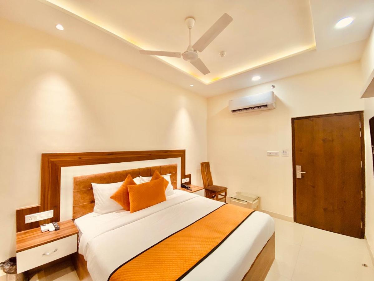 Hotel White And Restaurant 300 Mtr From Golden Temple 암리차르 외부 사진