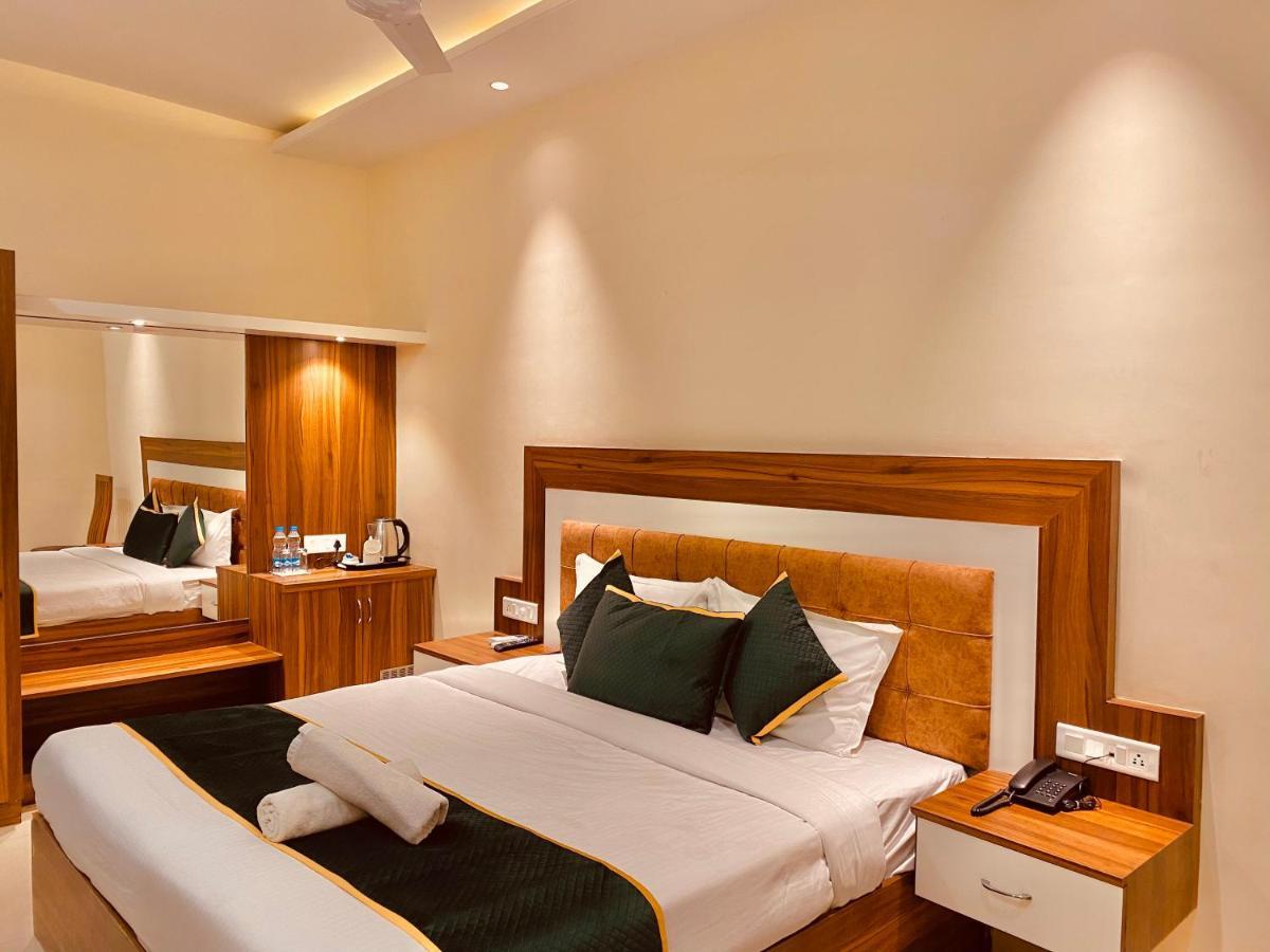 Hotel White And Restaurant 300 Mtr From Golden Temple 암리차르 외부 사진