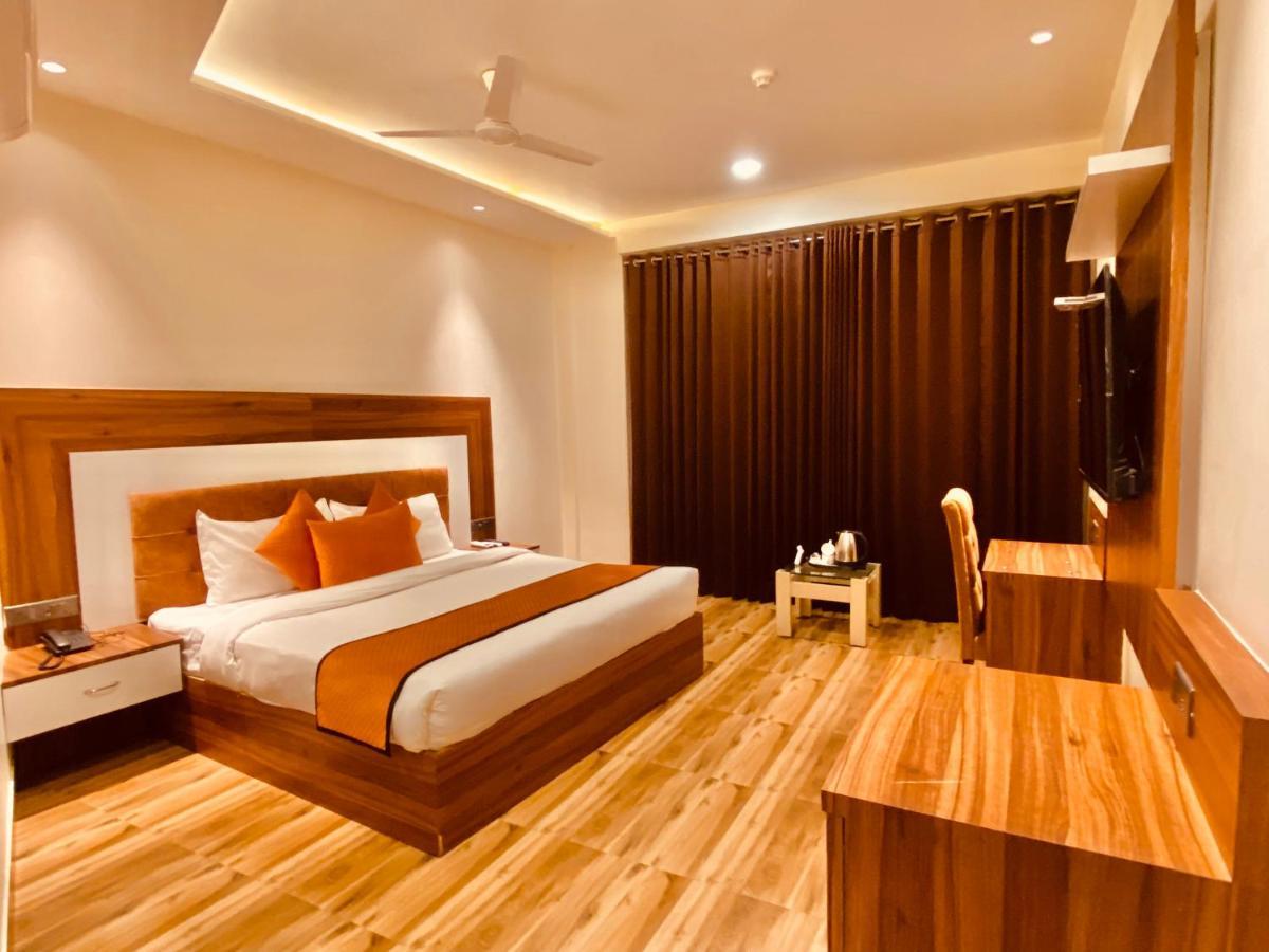 Hotel White And Restaurant 300 Mtr From Golden Temple 암리차르 외부 사진