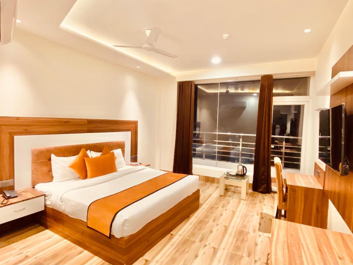 Hotel White And Restaurant 300 Mtr From Golden Temple 암리차르 외부 사진
