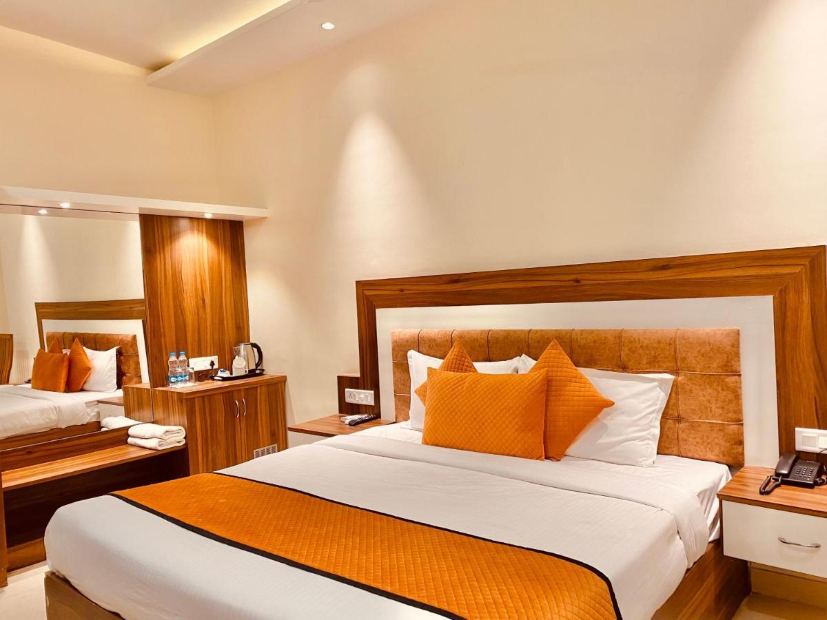 Hotel White And Restaurant 300 Mtr From Golden Temple 암리차르 외부 사진