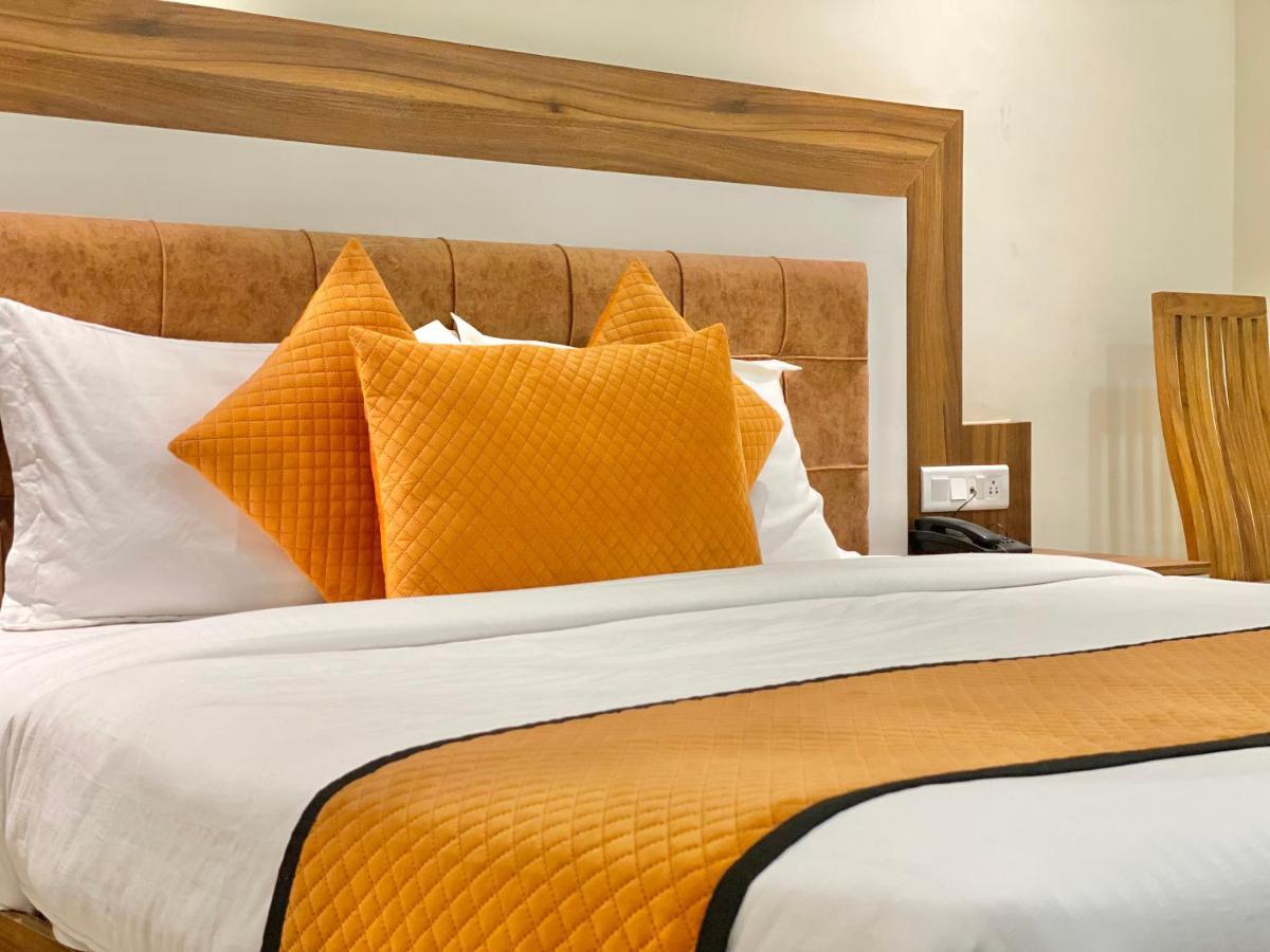 Hotel White And Restaurant 300 Mtr From Golden Temple 암리차르 외부 사진