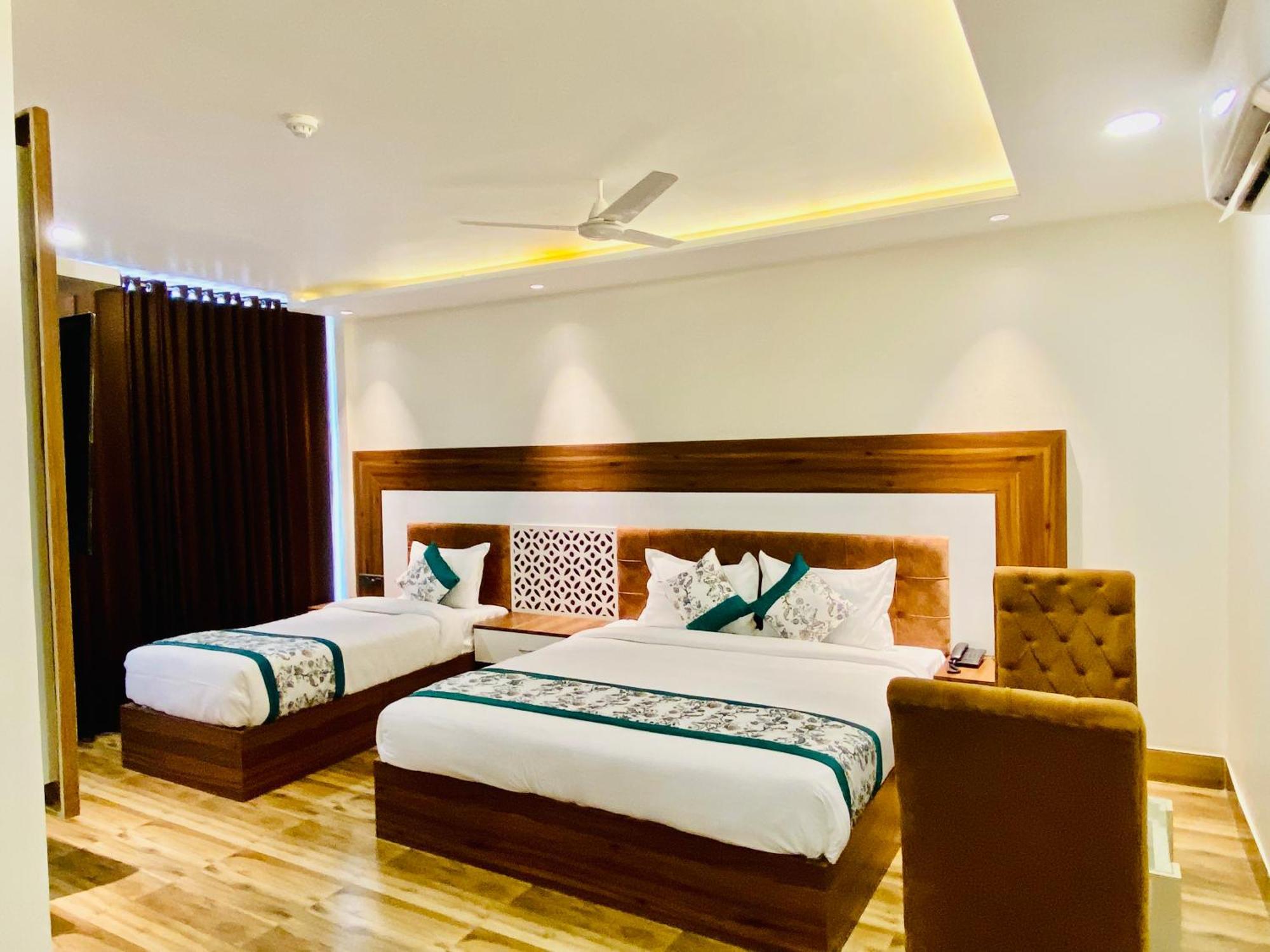 Hotel White And Restaurant 300 Mtr From Golden Temple 암리차르 외부 사진