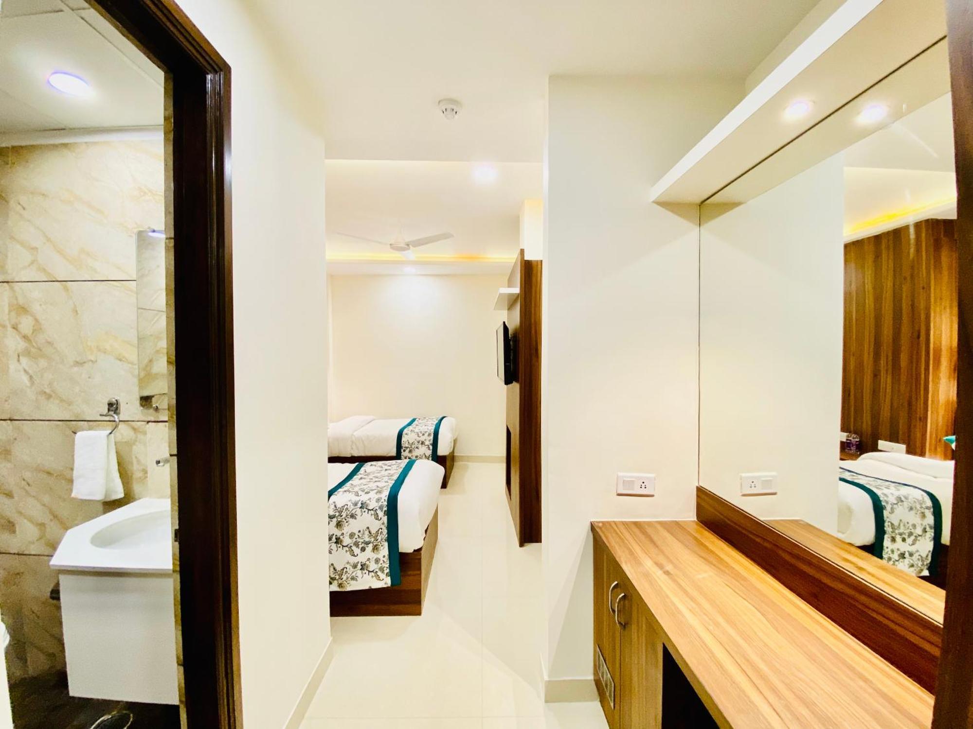 Hotel White And Restaurant 300 Mtr From Golden Temple 암리차르 외부 사진