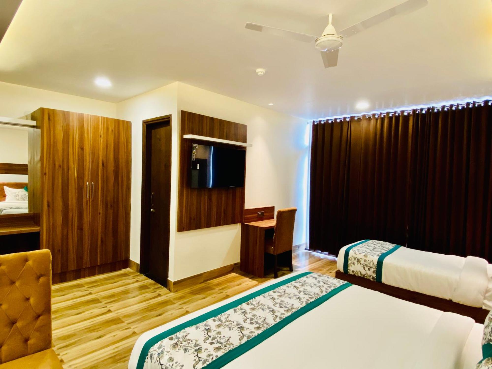 Hotel White And Restaurant 300 Mtr From Golden Temple 암리차르 외부 사진