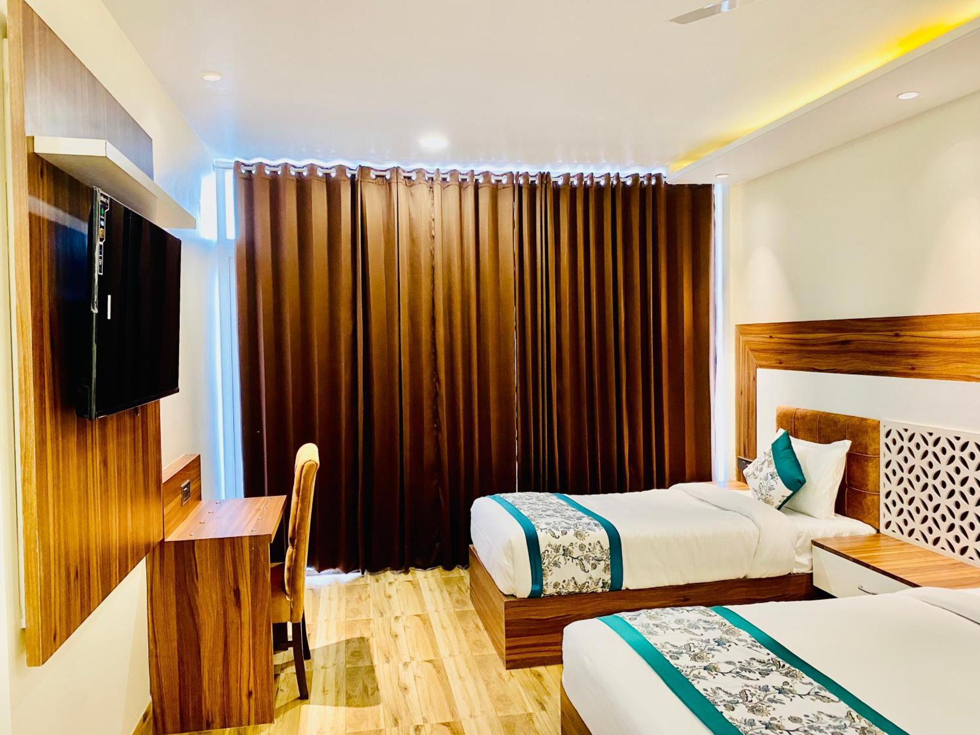Hotel White And Restaurant 300 Mtr From Golden Temple 암리차르 외부 사진