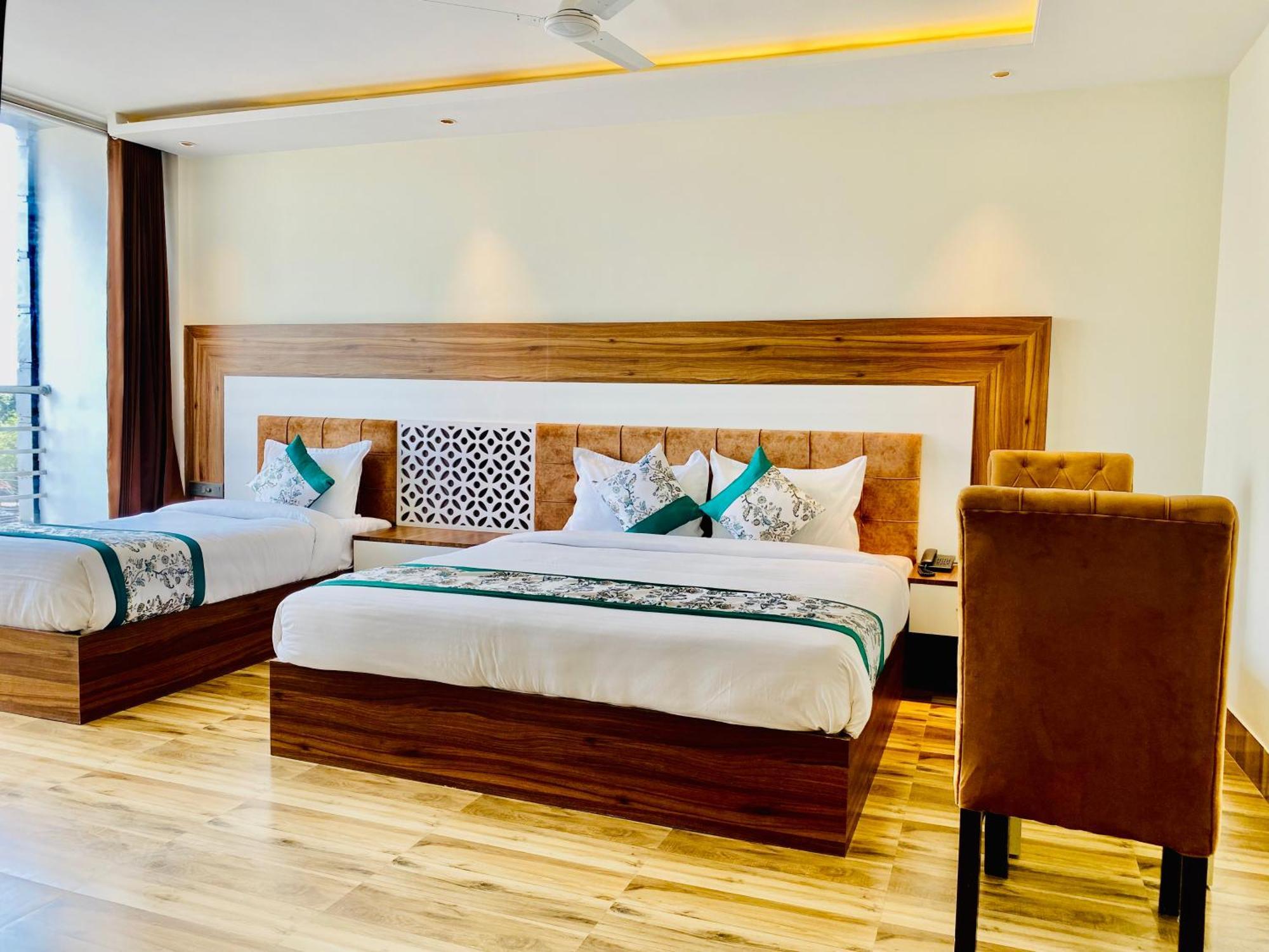 Hotel White And Restaurant 300 Mtr From Golden Temple 암리차르 외부 사진