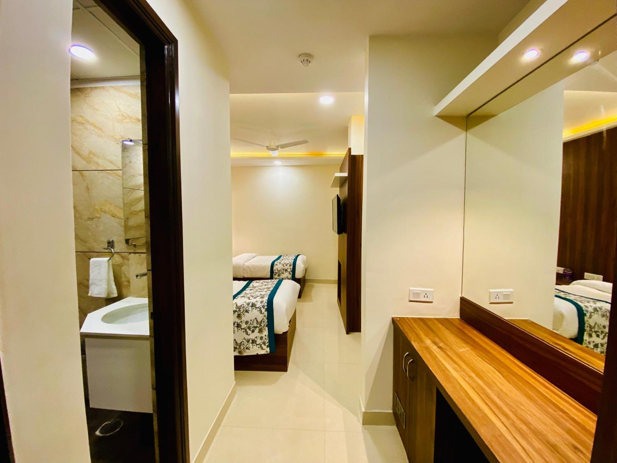 Hotel White And Restaurant 300 Mtr From Golden Temple 암리차르 외부 사진