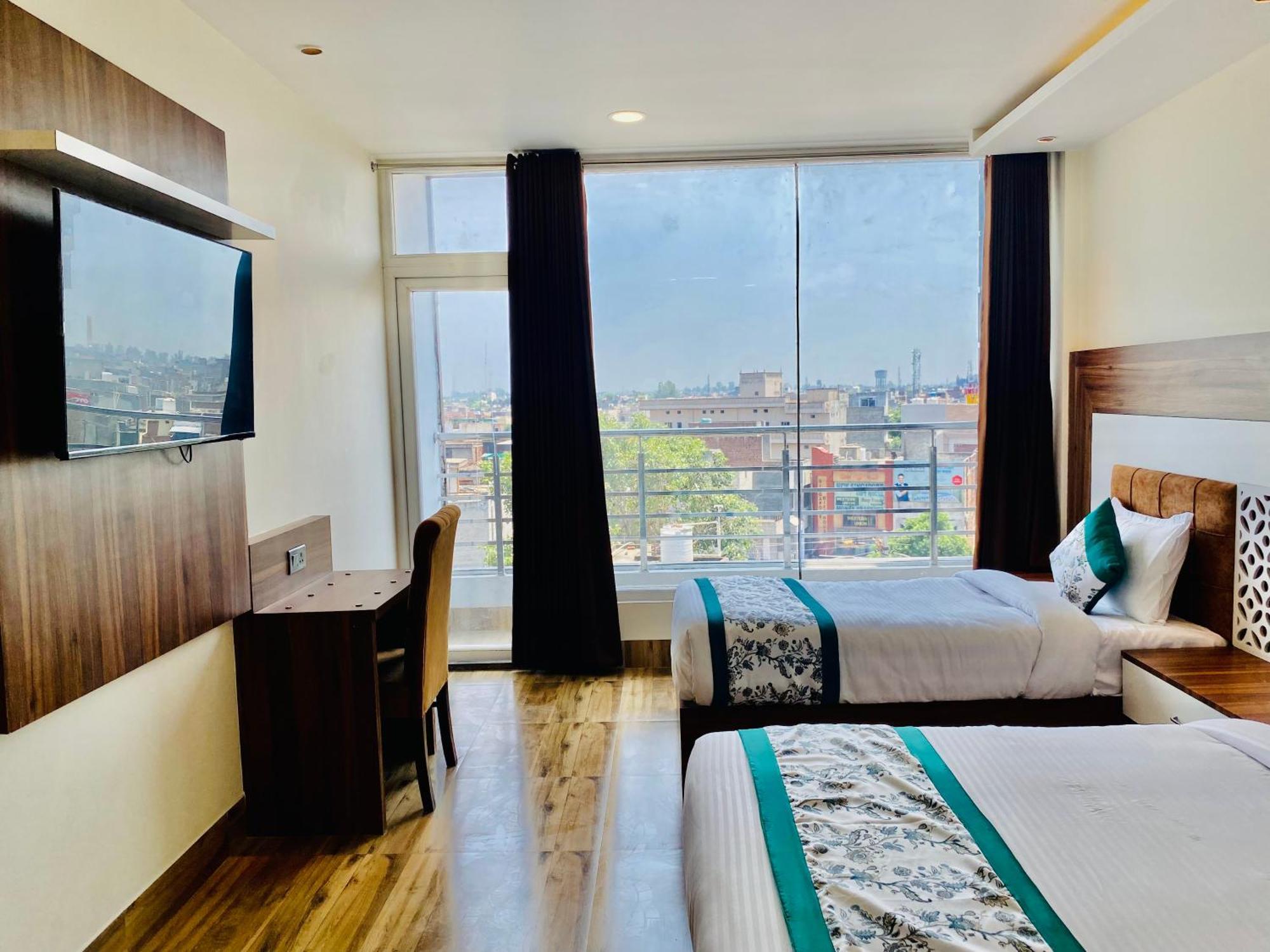 Hotel White And Restaurant 300 Mtr From Golden Temple 암리차르 외부 사진