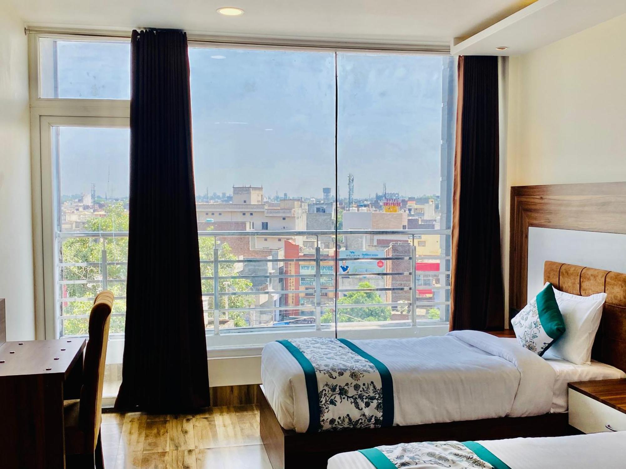 Hotel White And Restaurant 300 Mtr From Golden Temple 암리차르 외부 사진