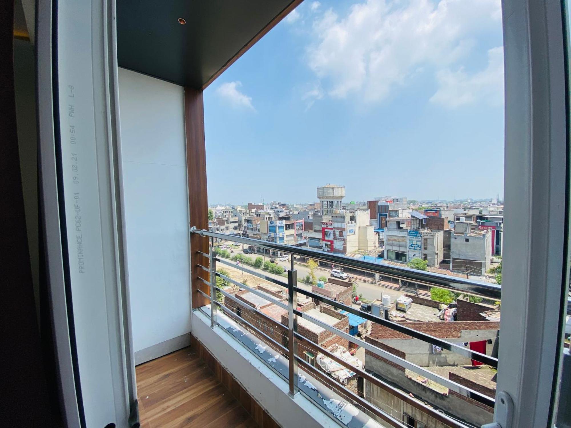 Hotel White And Restaurant 300 Mtr From Golden Temple 암리차르 외부 사진
