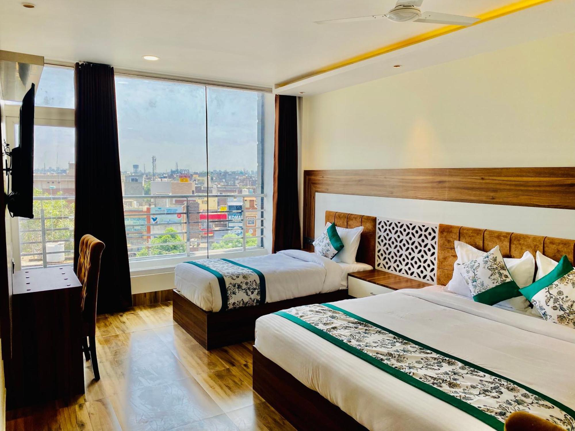 Hotel White And Restaurant 300 Mtr From Golden Temple 암리차르 외부 사진